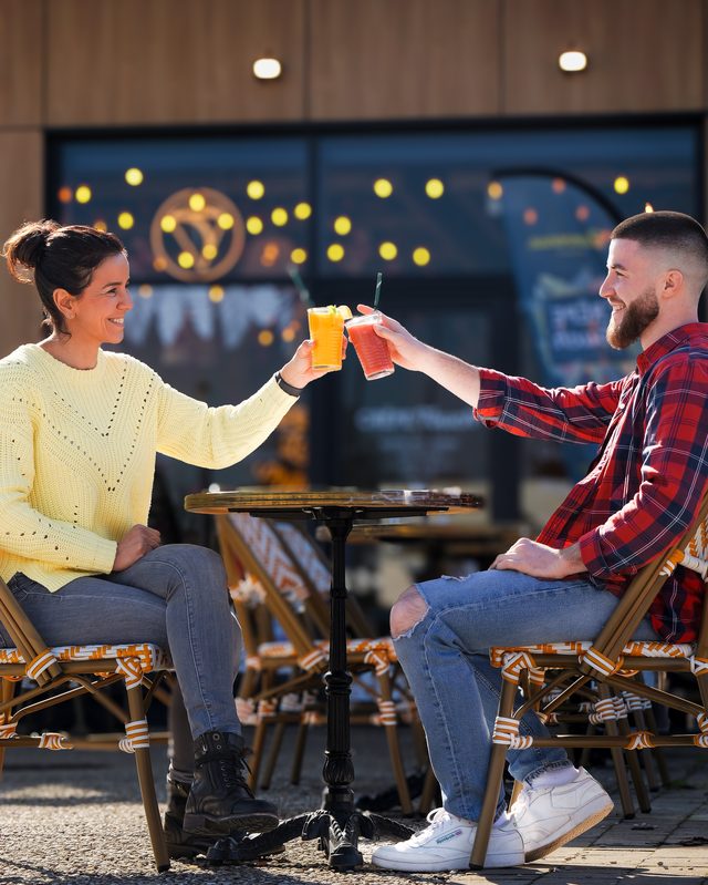 Couple trinquant avec des cocktails en soirée chez Crêpe Touch