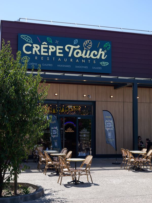 Façade du restaurant Crêpe Touch avec terrasse