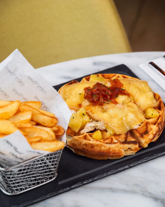 Gaufre salée garnie de fromage fondu avec frites chez Crêpe Touch