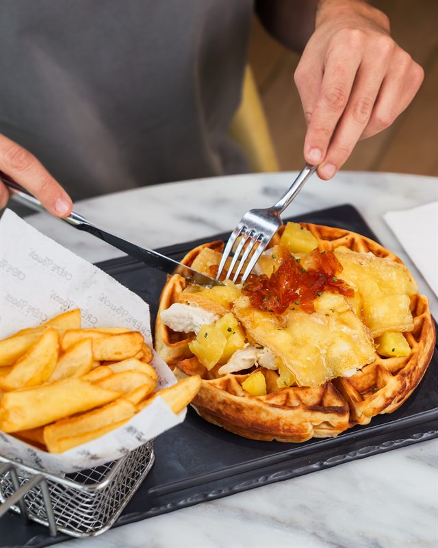 Crêpe salée garnie servie sur table en bois