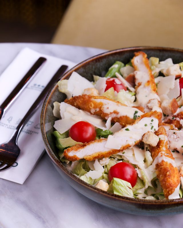 Salade Caesar avec poulet croustillant