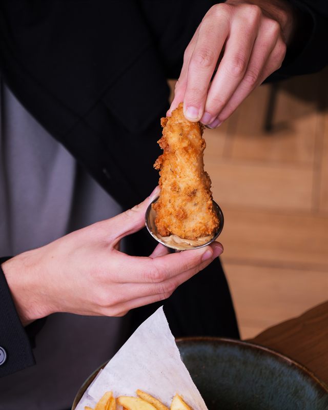 Fish & Chips avec filet de cabillaud pané, frites dorées et sauce tartare