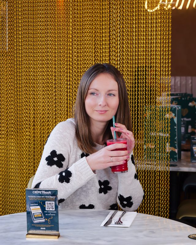 Cliente dégustant un smoothie frais