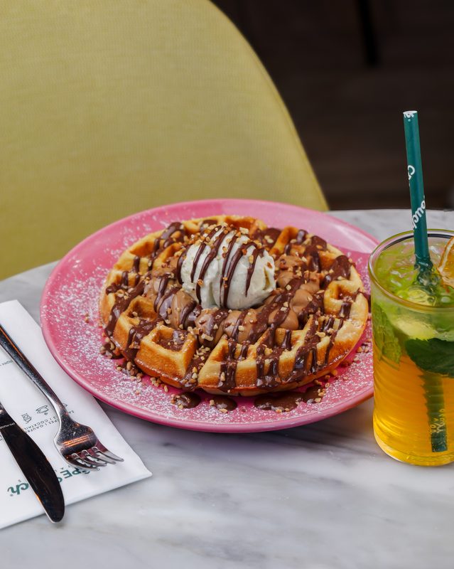 Gaufre sucrée au chocolat avec boule de glace