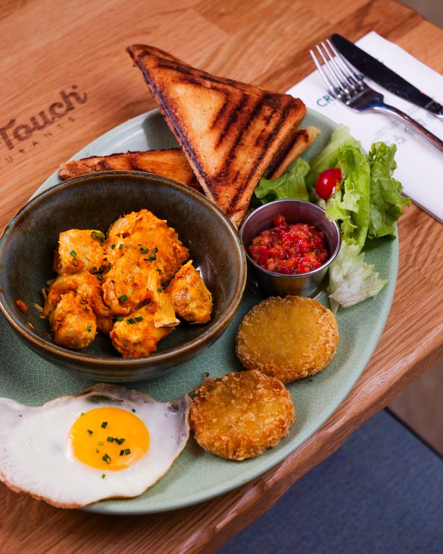 Bollywood Brunch avec poulet tandoori, galettes de pommes de terre et œuf au plat