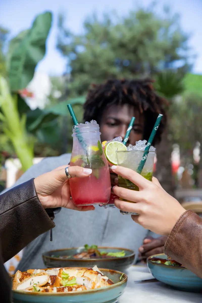 Sélection de cocktails et mocktails colorés préparés au bar