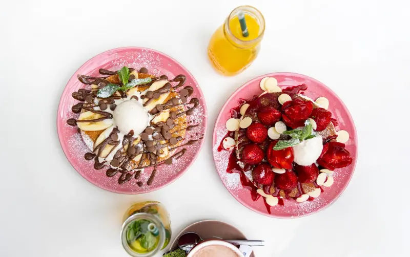 Crêpe sucrée garnie de fruits et nappage chocolat