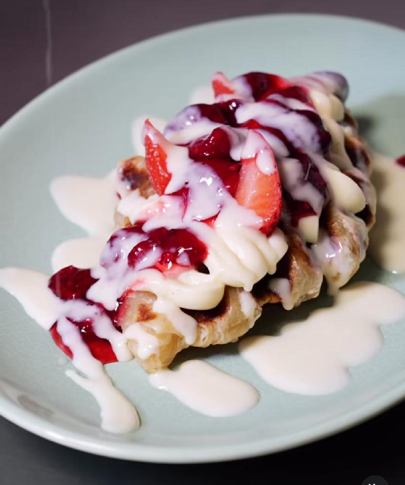 Croffle fruits rouges avec crème pâtissière, fraises et chocolat blanc
