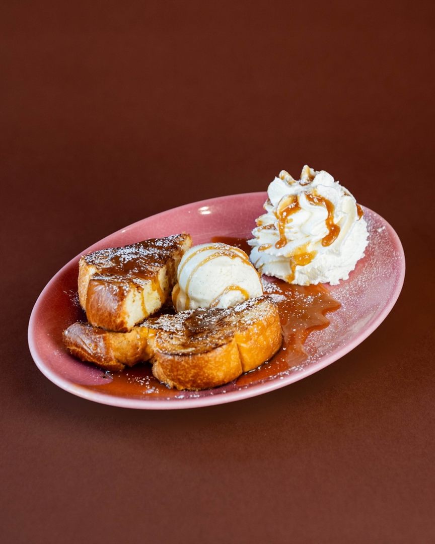 Brioche toastée avec glace vanille et crème chantilly