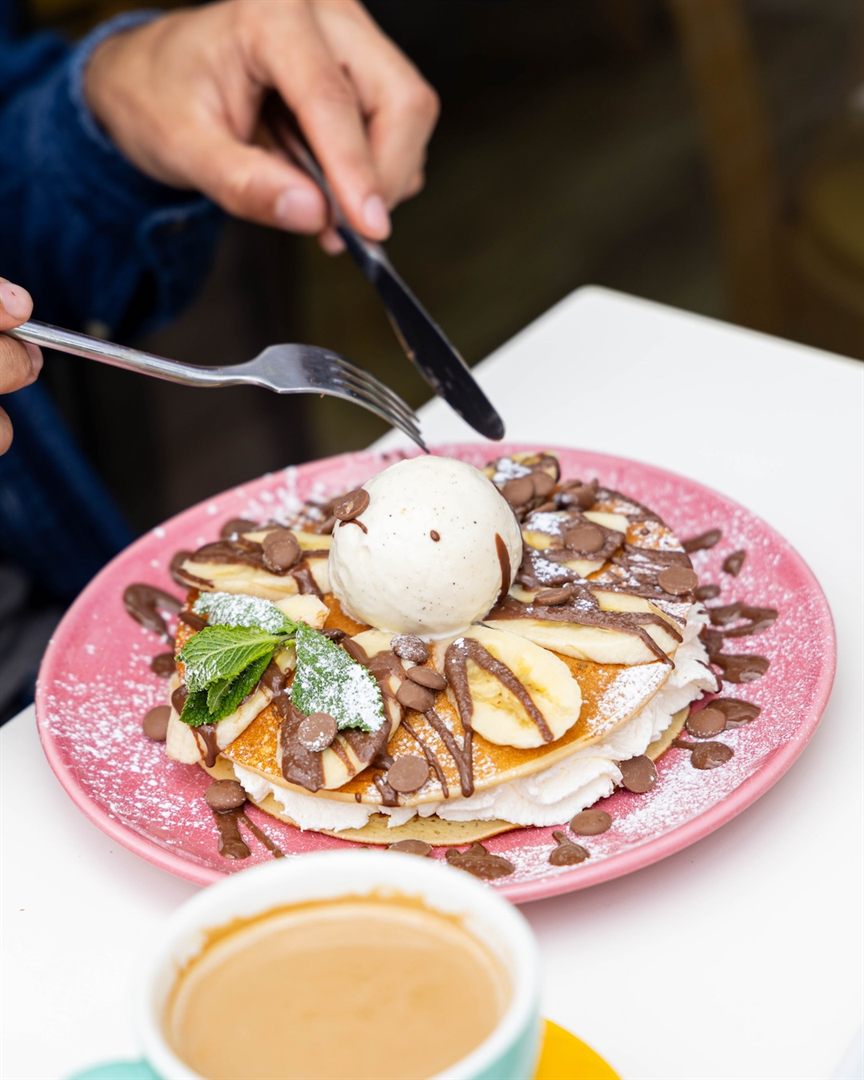 Pancake au chocolat avec caramel et chantilly
