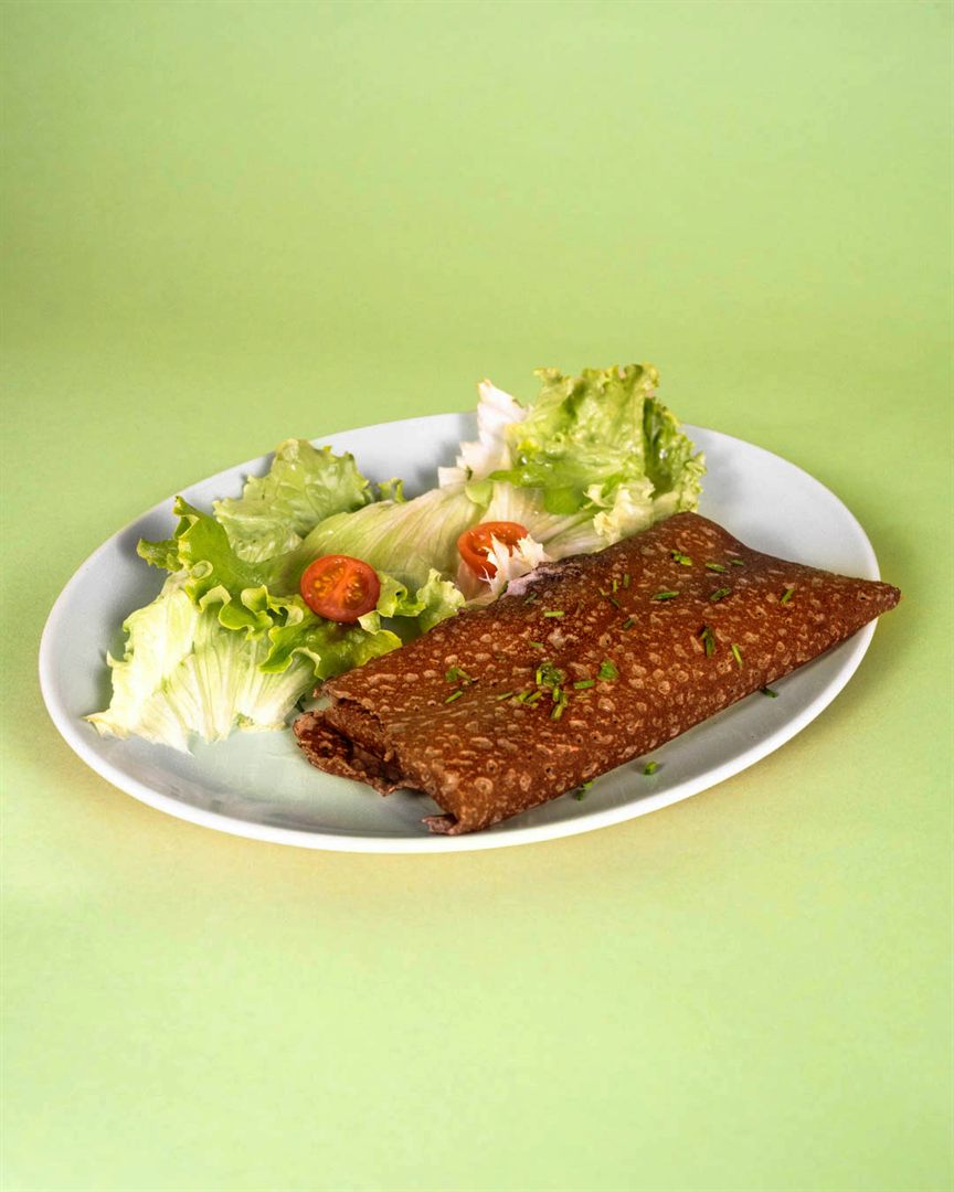 Galette de sarrasin garnie de fromage et légumes