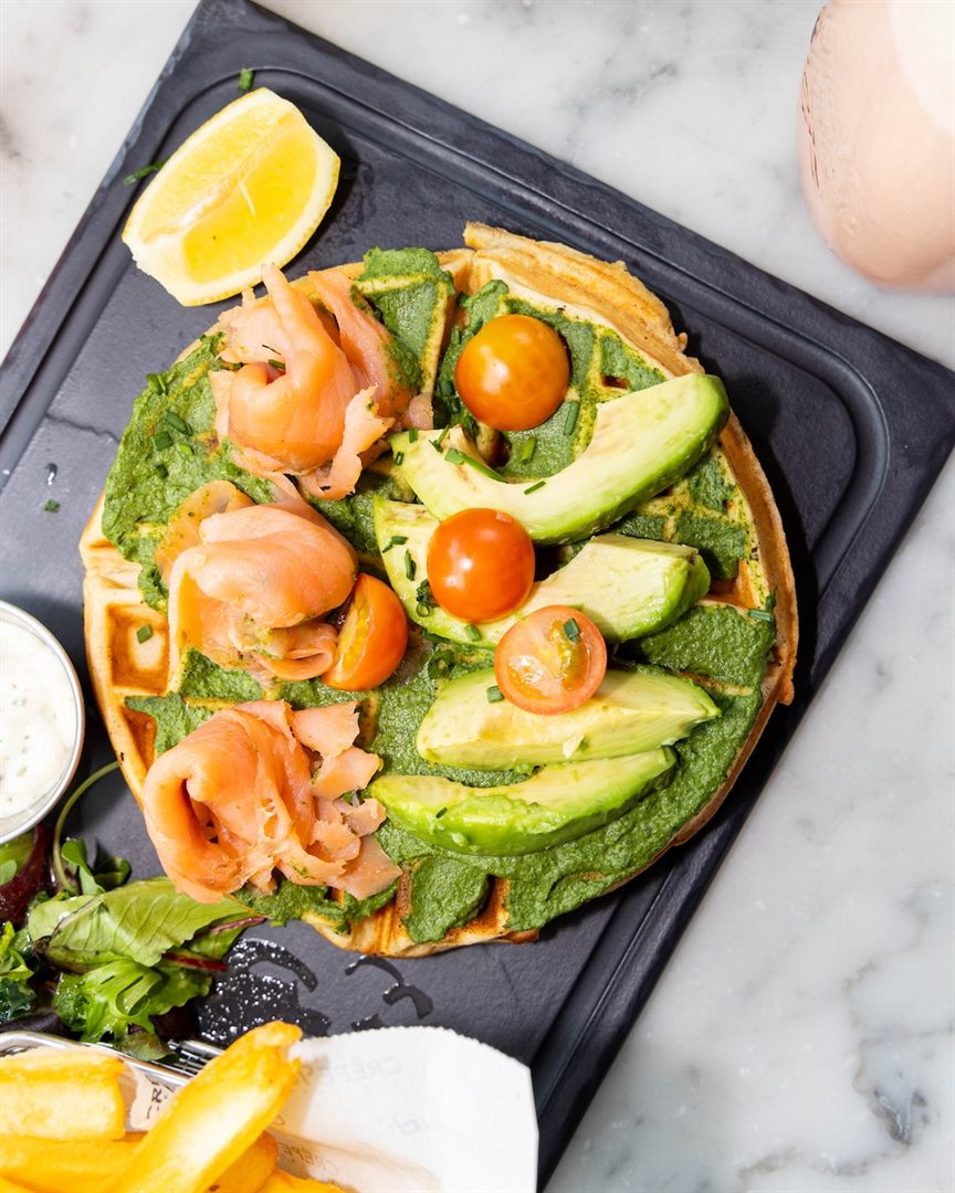 Avocado Gaufre avec saumon fumé et cream cheese