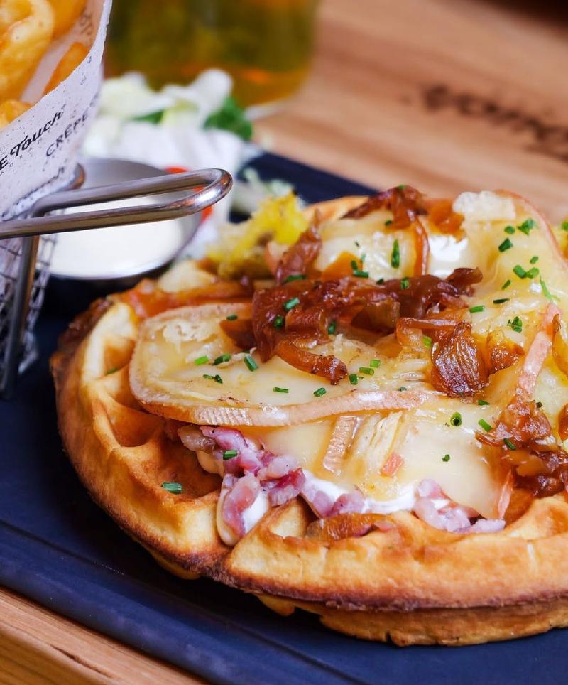 Gaufre Raclette avec fromage raclette, lardons et oignons caramélisés