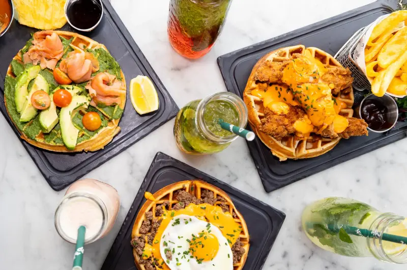 Chicken & Waffle avec tenders de poulet panés