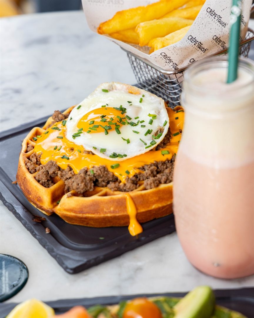 Star Waffle avec bœuf haché, sauce cheddar et œuf au plat