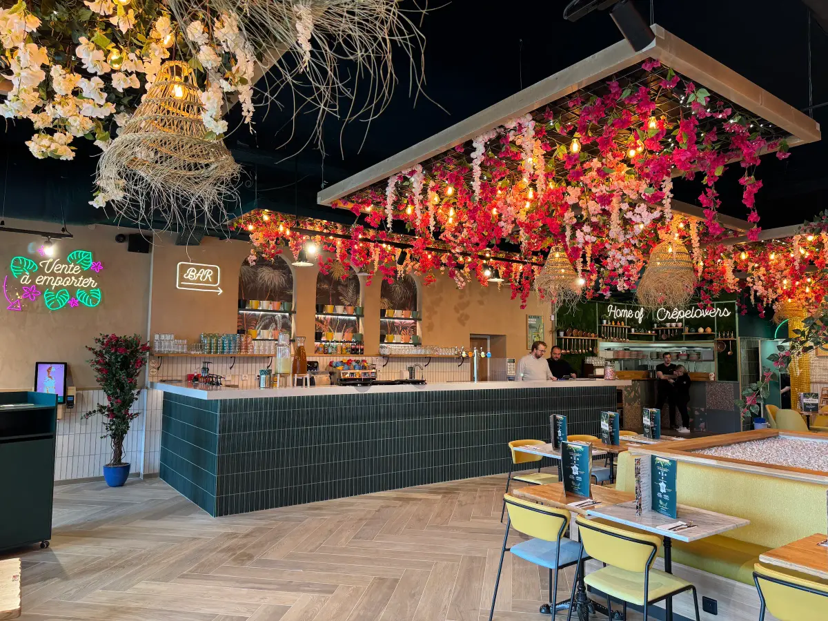 Espace bar avec rideau de chaînes dorées et néons