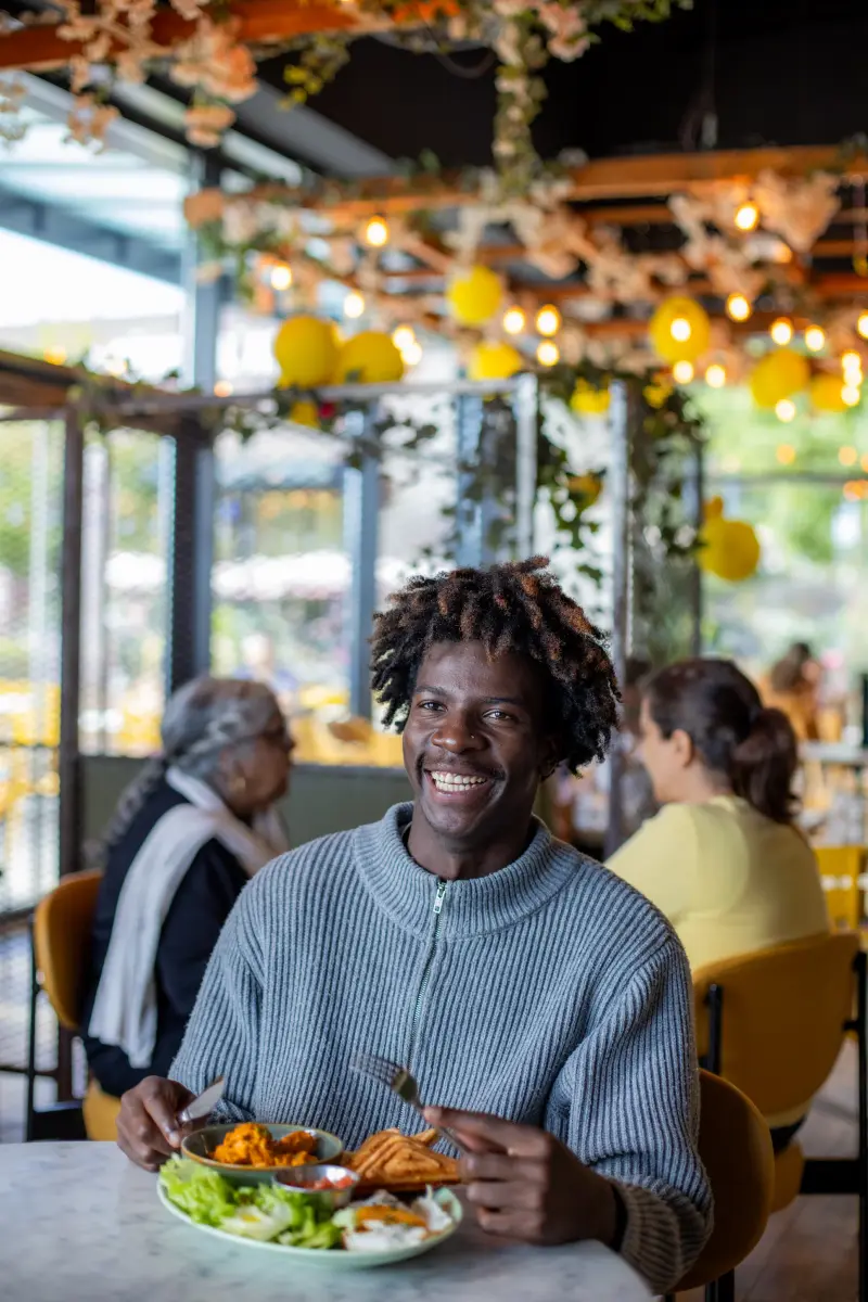 Bollywood Brunch servi dans son assiette avec œuf au plat et salade