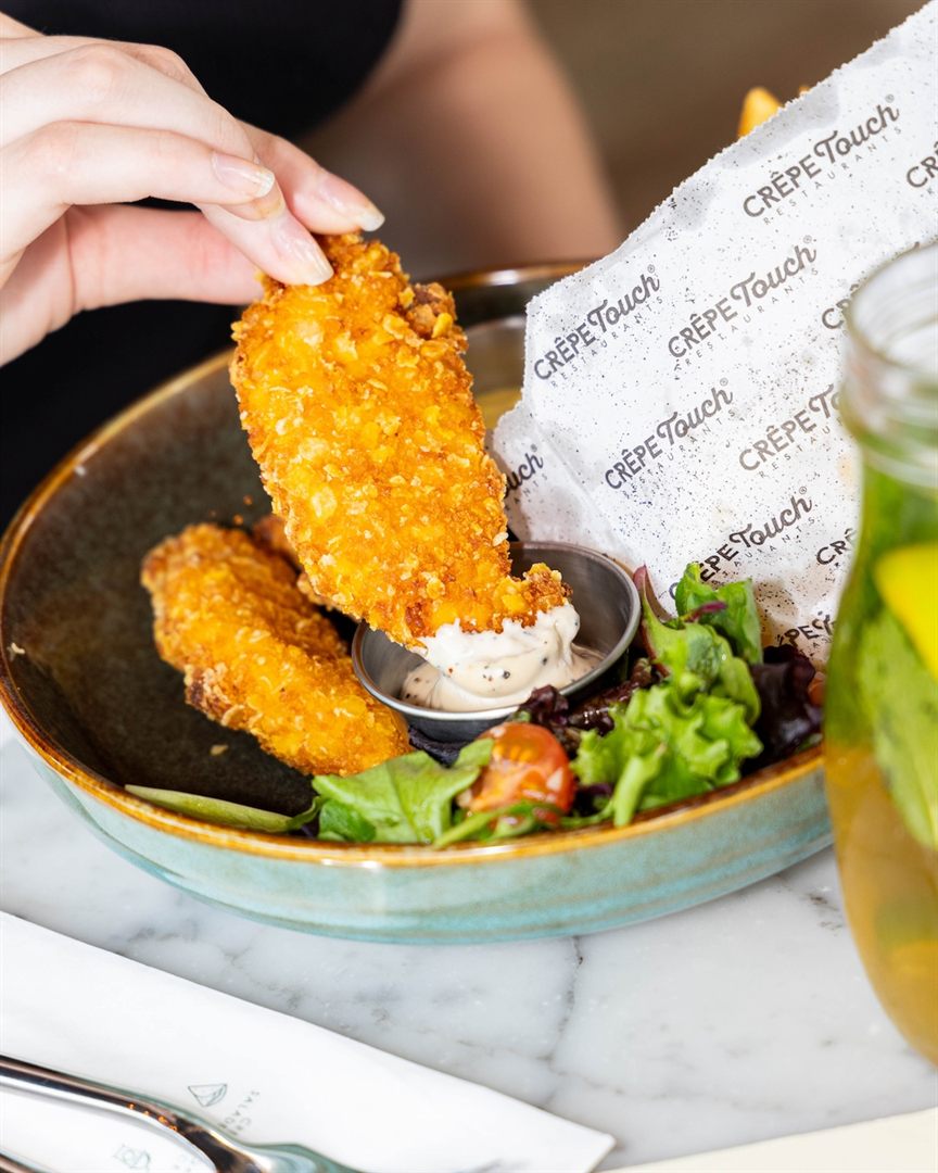 Nuggets de poulet dorés avec frites pour le menu enfant