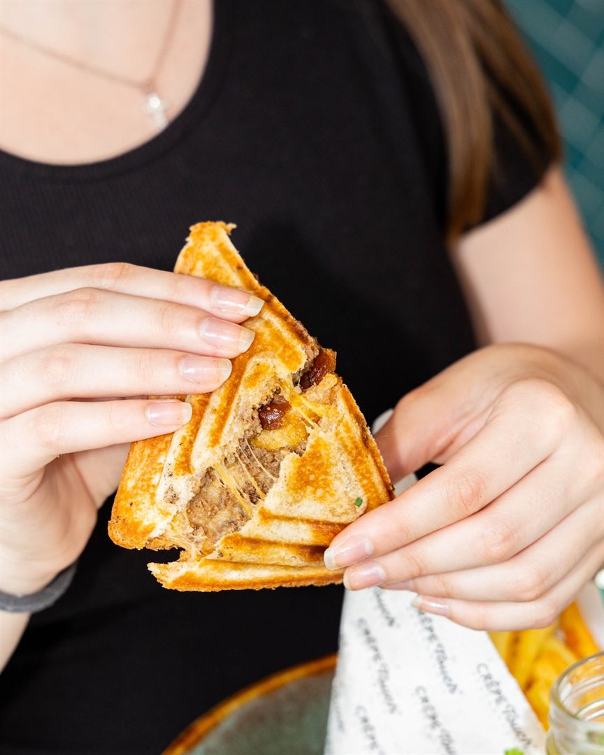 Le Toasté Texan avec cheddar, bœuf haché et sauce barbecue
