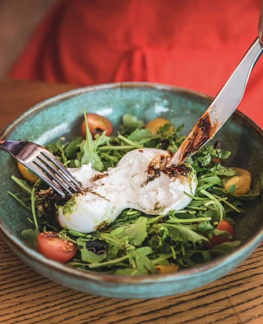Salade Burrata avec roquette, pesto et tomates cerises