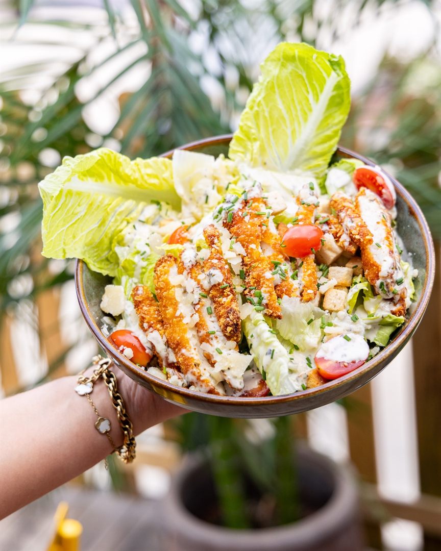 Salade Caesar avec poulet croustillant et parmesan