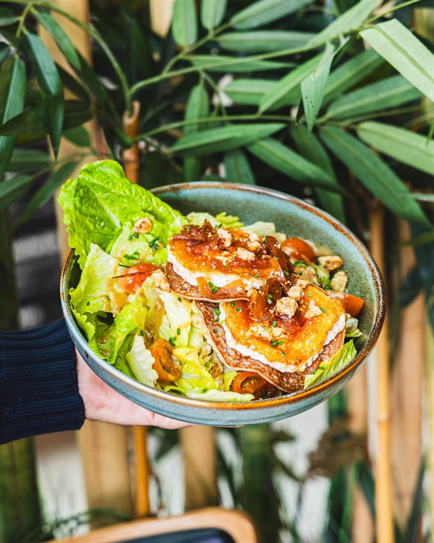 Salade Nola avec chèvre chaud sur blinis de sarrasin
