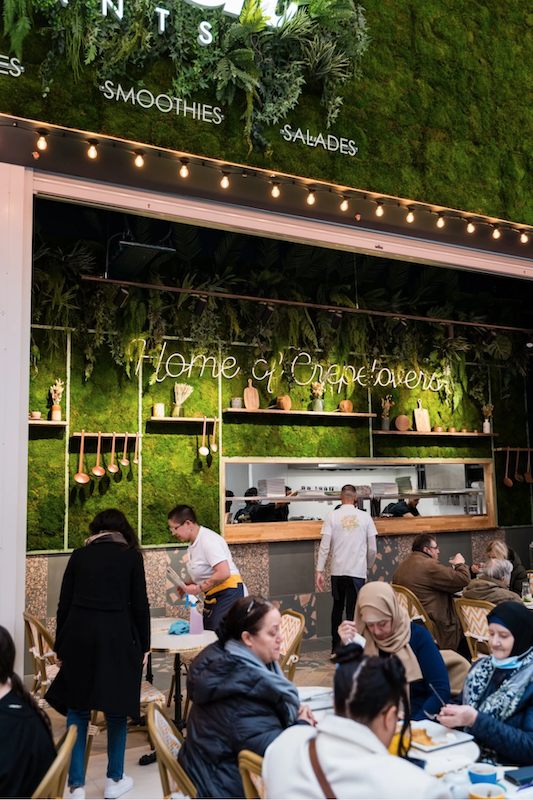 Service à table au restaurant Crêpe Touch